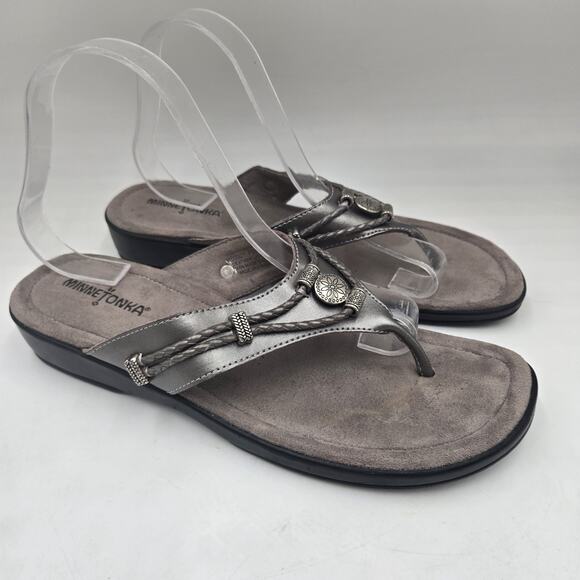 MINNETONKA Silverthorne Pewter Leather Thong Size 10 Sandals Flip Flops Conchos - Picture 1 of 6